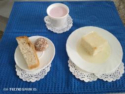 5 день, ужин: Запеканка из творога, соус молочный сладкий. Кисломолочный напиток. Пряник. Хлеб пшеничный.