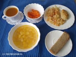 6 день, обед: 
Икра морковная.
Суп картофельный с клецками.
Котлета куринная, капуста тушеная.
Сок фруктовый.
Хлеб ржаной.
