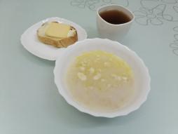 2 день, завтрак:
Батон с маслом, сыром.
Суп молочный с геркулесом.
Чай с сахаром.