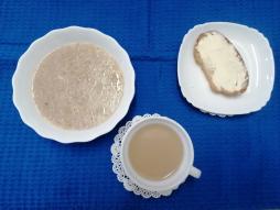 3 день, завтрак:
Батон с маслом
Каша молочная пшеничная жидкая
Чай с молоком.