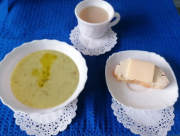 9 день, завтрак:
Батон с маслом, сыром.
Каша молочн. геркулесовая.
Чай с молоком.