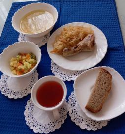 1 день, обед: салат из картофеля с зеленым горошком, суп-лапша домашняя, птица отварная, капуста тушеная, сок фруктовый, хлеб ржаной
