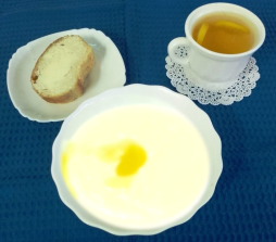1 день, завтрак: батон с маслом, каша молочная манная жидкая с маслом, чай с лимоном