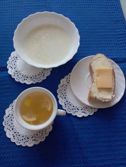 7 день, завтрак:
Батон с маслом, сыром.
Суп молочный с вермишелью.
Чай с лимоном.