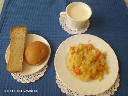 1 день, ужин: рагу овощное, молоко, хлеб пшеничный, коржики молочные